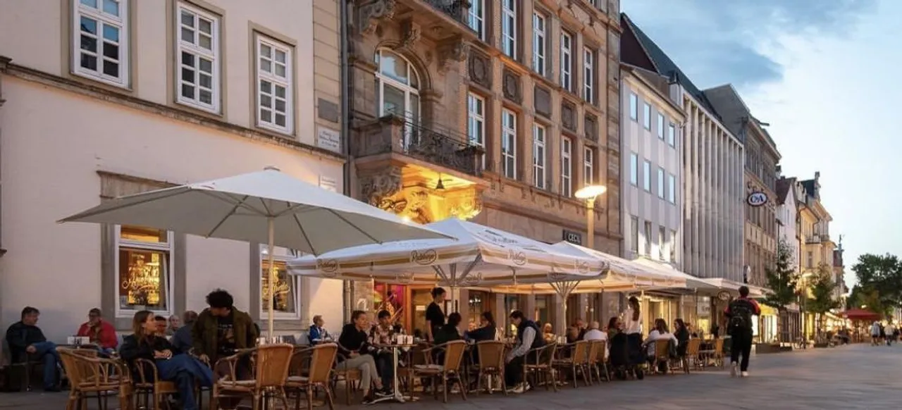 Espresso mit goldener Crema auf dunklem Marmor